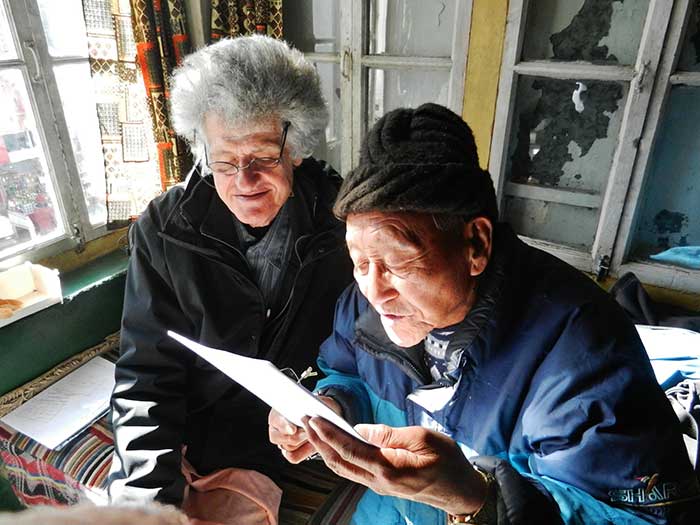 Tashi Tsering et André Lacroix lors de leur deuxième rencontre dans l'appartement de Tashi à Lhassa en décembre 2012